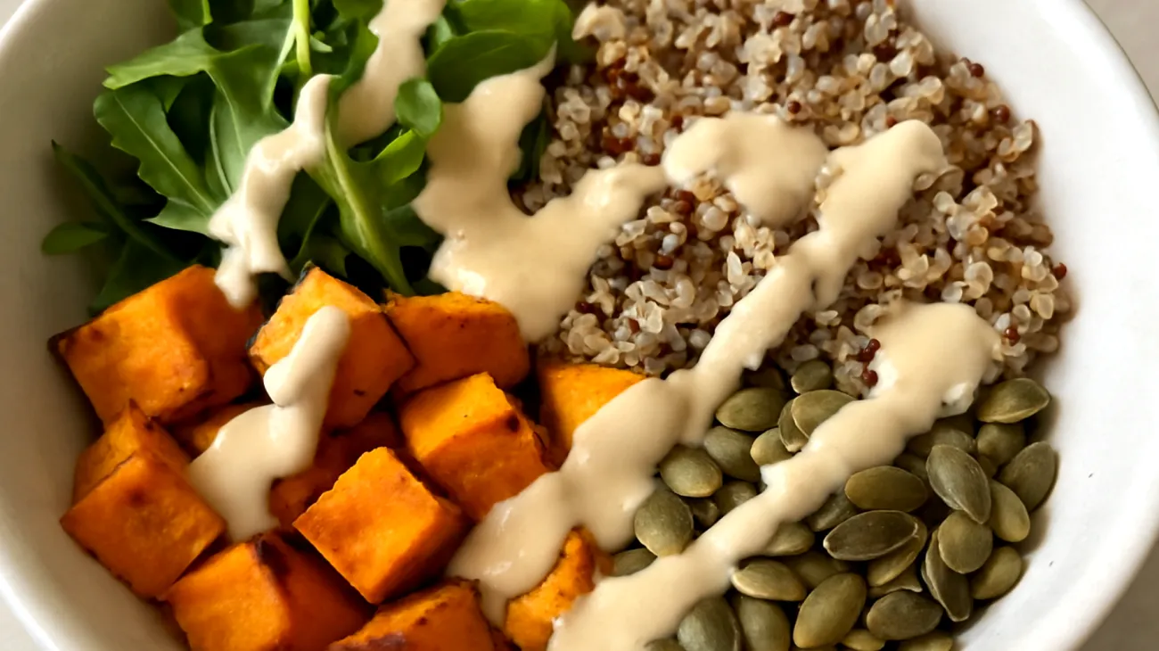 Buddha bowl con quinoa, semi di zucca e tahini"