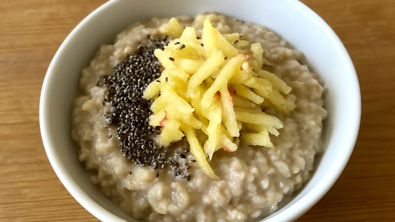 Porridge di avena con semi di chia e mela grattugiata"