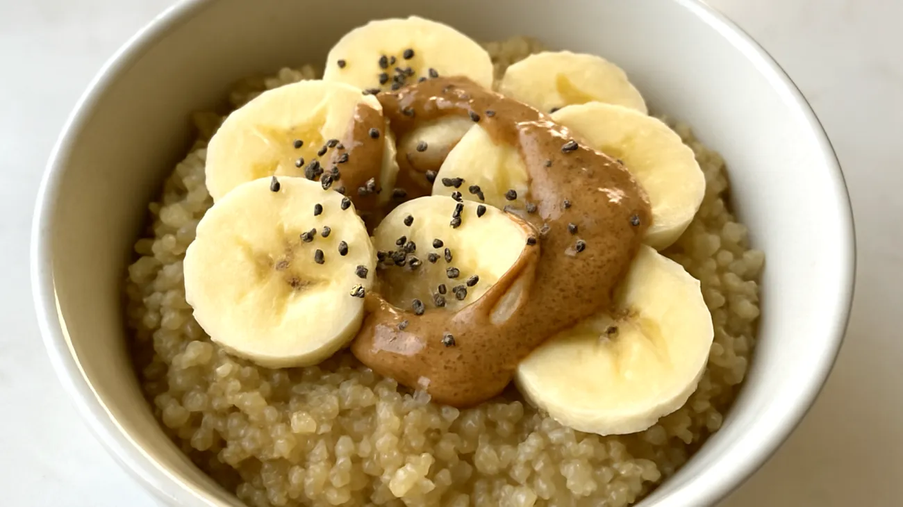 Porridge di quinoa con semi di chia, banana e burro di mandorle"