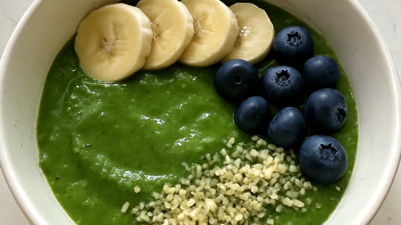 Smoothie bowl con spirulina, banana, mirtilli e semi di canapa"