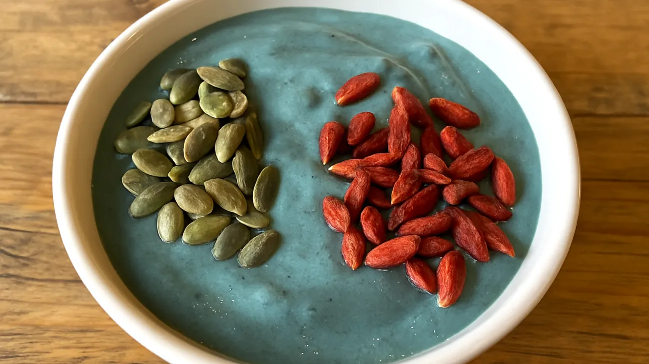 Smoothie bowl con spirulina, semi di zucca e bacche di goji"