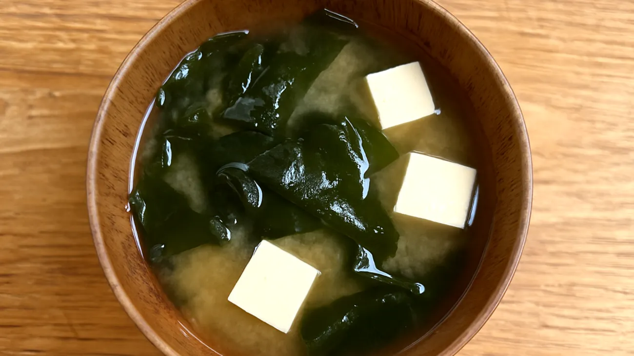 Zuppa di miso con alghe wakame e tofu"