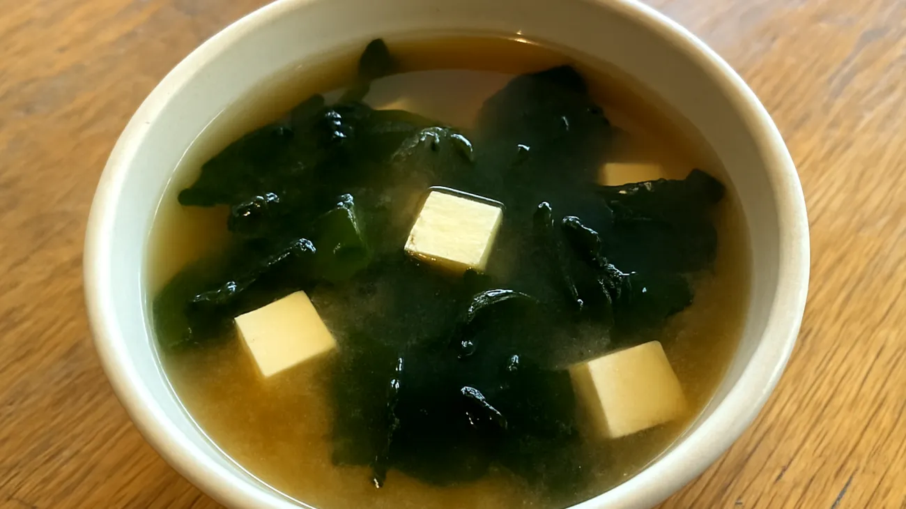 Zuppa di miso con alghe wakame e tofu"