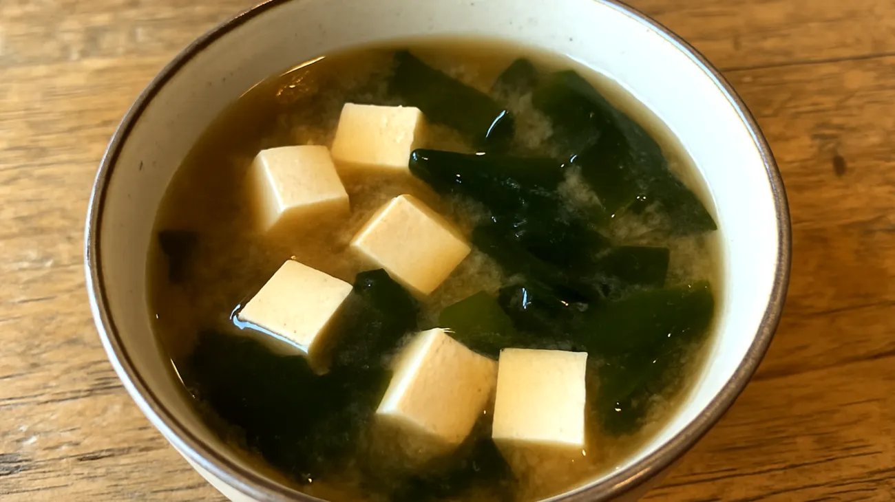 Zuppa di miso con alghe wakame e tofu"